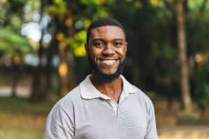 Smiling man outdoors representing men’s skin aging and personalized cosmetic treatment planning.
