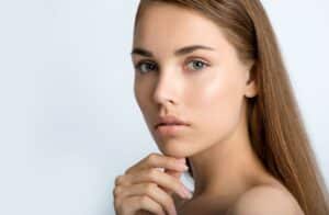 A woman has sculpted eyebrows that look natural and proportional.